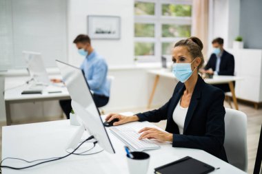 İş Takımı Eğitimi. Yüz Maskesiyle Bilgisayar Üzerinde Çalışmak