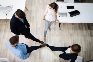 Ayaklara vurmaktan kaçınmak ve grip veya gribi durdurmak için selam verin.