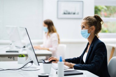 İş Takımı Eğitimi. Yüz Maskesiyle Bilgisayar Üzerinde Çalışmak