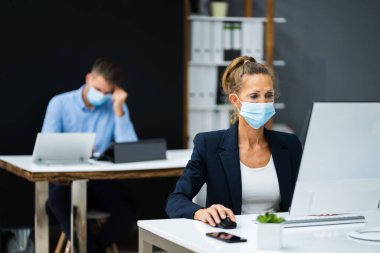 İş Takımı Eğitimi. Yüz Maskesiyle Bilgisayar Üzerinde Çalışmak