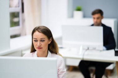 İş Takımı Eğitimi. Bilgisayarlarla Sosyal Mesafe Üzerinde Çalışmak