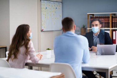 Aile Boşanma Avukatı Yüz Maskeli Aile Çiftine Danışmanlık