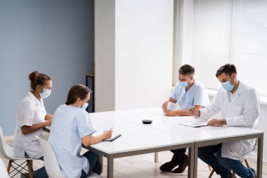 Masadaki Tıp Doktoru Öğrencileri Maskelerle Öğreniyor