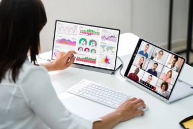 Bilgisayarda Video Konferansı İş Dünyası Webinar İzleniyor