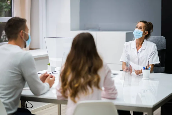 Doctor Talking Patient Meeting Pregnancy Face Masks — Stock Photo, Image