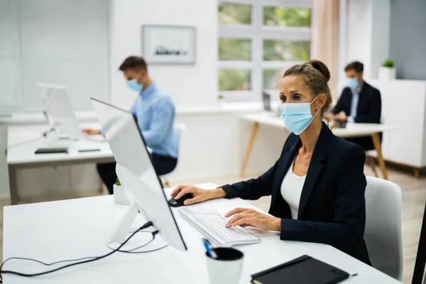 Business Team Training Working Computer Face Mask — Stock Photo, Image