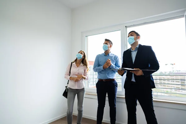 Casal Feliz Comprando Nova Casa Com Realtor Vestindo Máscaras — Fotografia de Stock