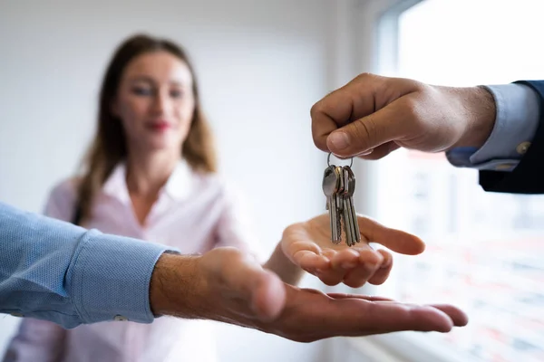 Agentin Gibt Paar Hausschlüssel Schlussverkauf — Stockfoto