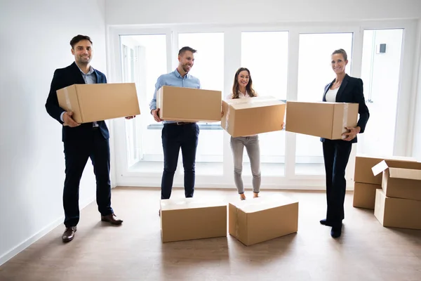 Verhuizing Van Het Kantoor Glimlachende Leidinggevenden Die Kartonnen Dozen Verplaatsen — Stockfoto