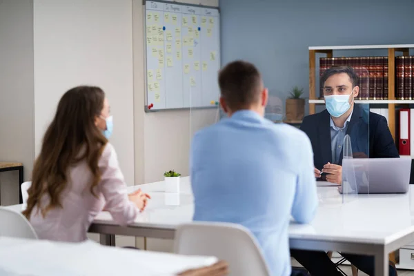 Family Divorce Lawyer Consulting Family Couple Face Mask — Stock Photo, Image