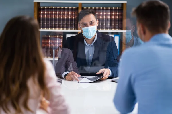 Family Divorce Lawyer Consulting Family Couple Face Mask — Stock Photo, Image