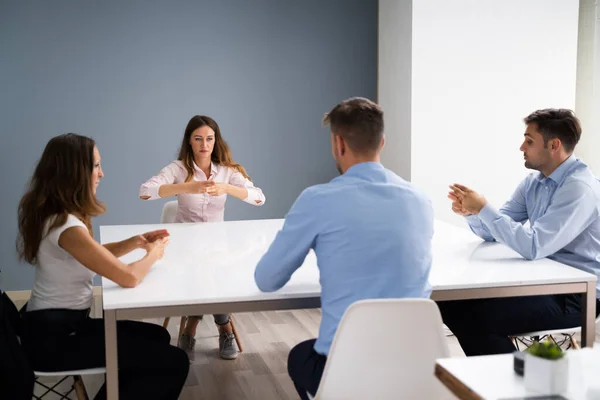 Aprendizaje Del Lenguaje Señas Para Personas Con Discapacidad Sorda —  Fotos de Stock