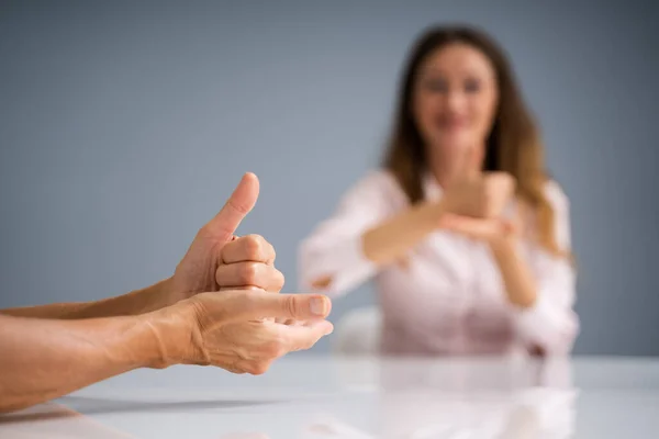 Aprendizaje Del Lenguaje Señas Para Personas Con Discapacidad Sorda — Foto de Stock