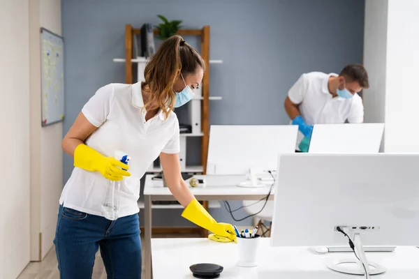 Professionelle Büroreinigung Mit Gesichtsmasken — Stockfoto