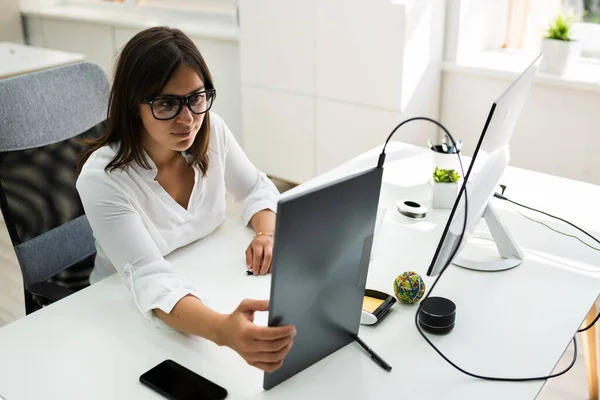 Geschäftsfrau Arbeitet Firmencomputer — Stockfoto