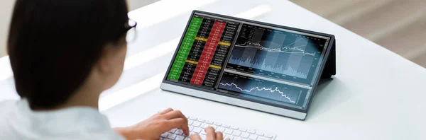 Aktiemäklare Tittar Tablet Onlineteknik — Stockfoto