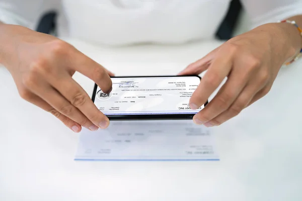 Depósito Cheque Remoto Usando Telefone Tirar Foto Documento — Fotografia de Stock