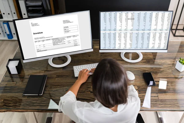 Vrouw Die Digitale Factuur Analyseert Gebruikend Online Software — Stockfoto