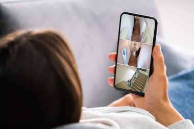 Cep telefonunda Ev Güvenlik Sistemi Kullanan Kişi