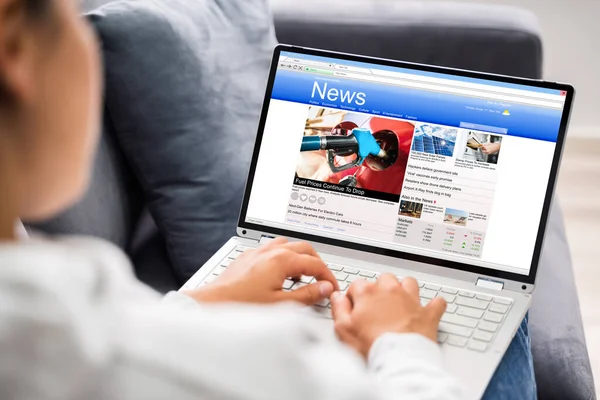 Guardare Notizie Sullo Schermo Del Computer Portatile Online Casa — Foto Stock