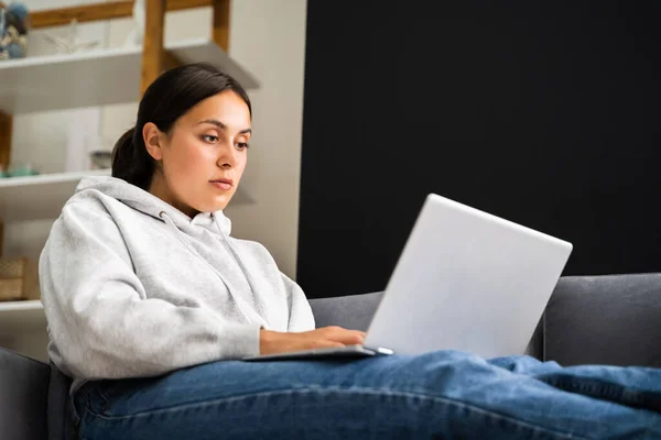 Frauen Mit Computer Laptop Auf Couch Oder Sofa — Stockfoto