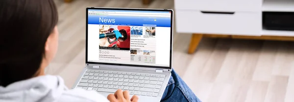 Oglądanie Wiadomości Ekranie Komputera Laptop Online Domu — Zdjęcie stockowe