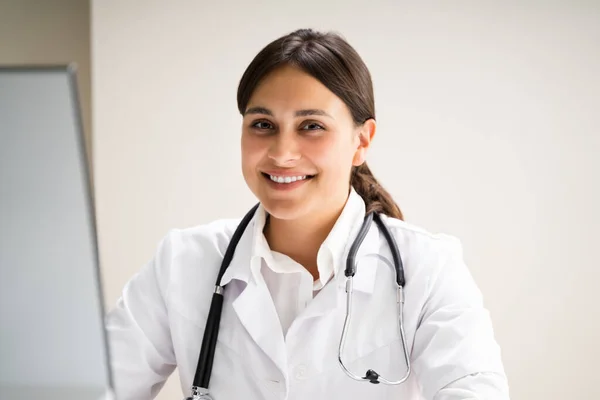 Feliz Médico Médico Mujer Escritorio Computadora —  Fotos de Stock