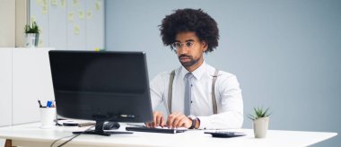 Ofiste Bilgisayar Kullanan Afrikalı Amerikalı İş Adamı