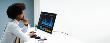 İş Veri Analisti Bilgisayar Kullanıyor. Afrikalı Amerikalı Danışman