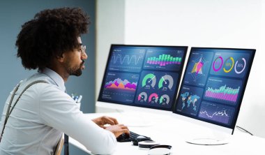 İş Veri Analisti Bilgisayar Kullanıyor. Afrikalı Amerikalı Danışman