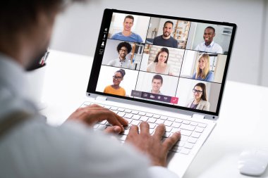 Video konferansı iş görüşmesi. Laptop Bilgisayarında Afrikalı Adam Konferansı