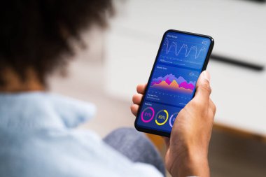 Afrika kökenli Amerikalı İş Adamı Analitiği Telefonu Kullanıyor