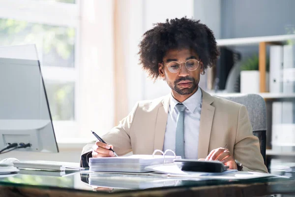 African American Accountant Manager Faire Comptabilité Fiscale — Photo