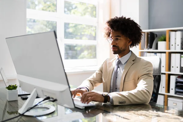 Africano Americano Homem Negócios Usando Computador Escritório — Fotografia de Stock