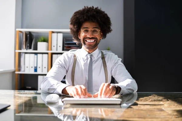 Afrikai Amerikai Fekete Férfi Portré Office Desk — Stock Fotó