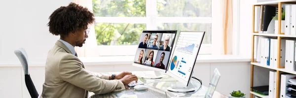 Het Bekijken Van Online Video Conference Meeting Office — Stockfoto