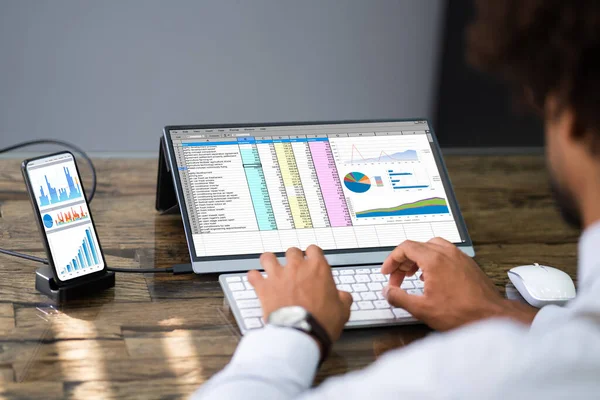 Analyst Employee Using Spreadsheet Software Phone External Screen — 스톡 사진