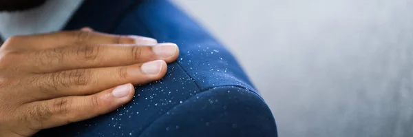 Africano Hombre Cepillado Caspa Sucio Traje — Foto de Stock