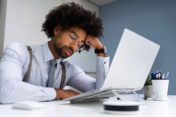 Vilsam Olycklig Afrikansk Man Sover Jobbet — Stockfoto