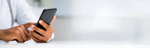 Homem Africano Segurando Smartphone Telefone Móvel — Fotografia de Stock