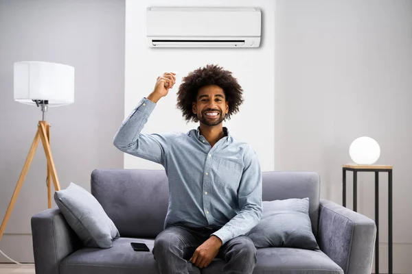 Afro Americano Usando Condicionado Para Esfriar Casa — Fotografia de Stock