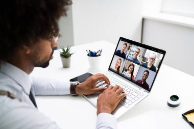 Video konferansı iş görüşmesi. Laptop Bilgisayarında Afrika Konferansı