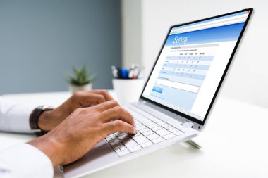 Bilgisayarda Çevrimiçi Araştırma Formu Dolduran Adam