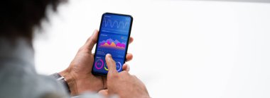 Menkul Kıymetler Borsası Analiziyle Afrikalı Amerikan Eli Cep Telefonu Kullanıyor