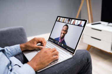 Video konferans çağrısı. Çevrimiçi Konferans için Afrikalı Amerikalı Bilgisayar Kullanıyor
