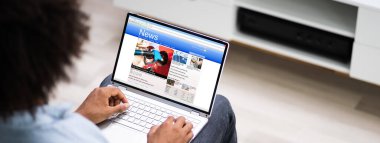 Afrikalı Adam Elektronik Haberleri Okumak İçin Bilgisayar Kullanıyor
