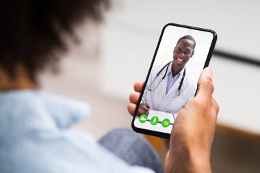 Afrikalı Amerikalı doktorla video konferansı. Çevrimiçi Telemedicine