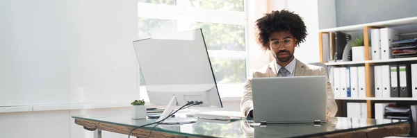 Africano Americano Homem Negócios Usando Computador Escritório — Fotografia de Stock