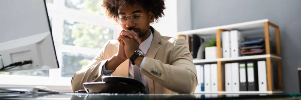 Afroamerikaner Wartet Auf Festnetzanruf Schreibtisch — Stockfoto