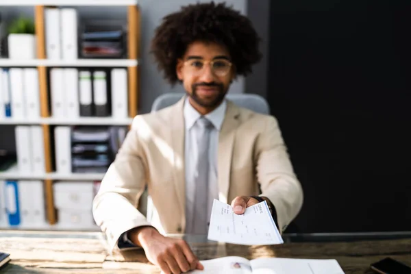 Afrikanischer Spendenscheck Hand Holding Versicherungs Check — Stockfoto